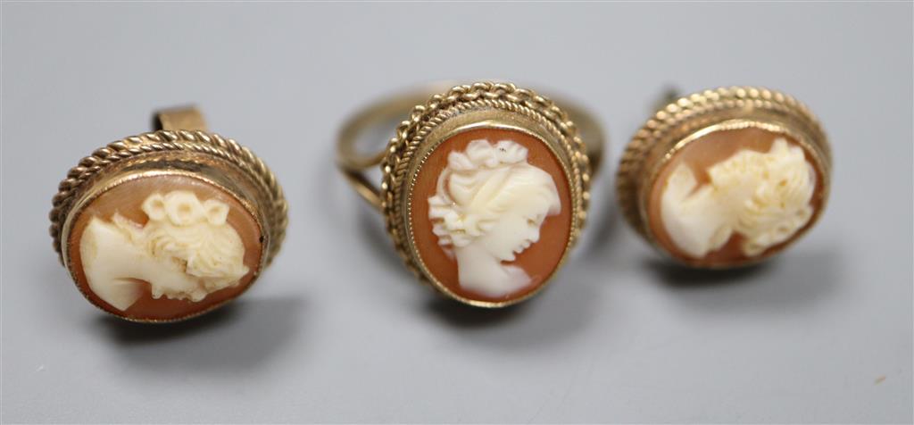 A modern 9ct gold and oval cameo shell set dress ring, a similar brooch and pair of ear studs,